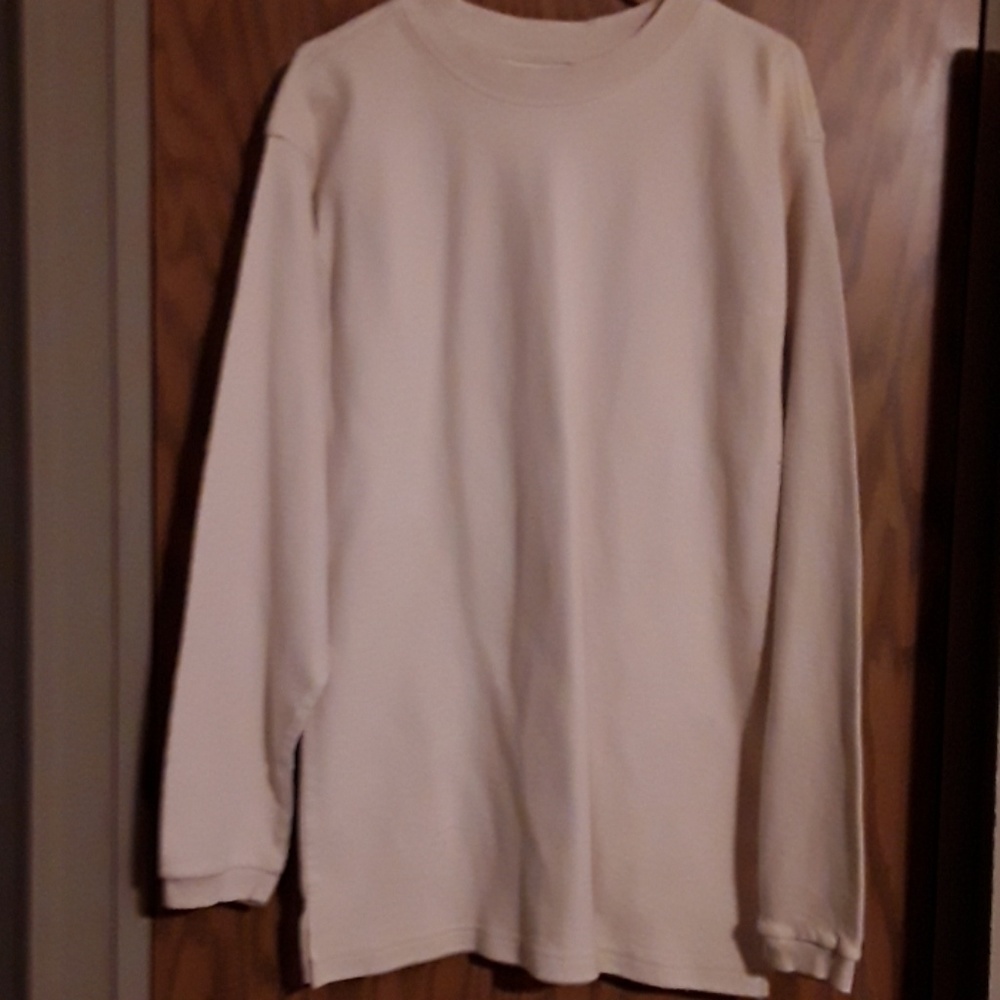 Man's long sleeve pull over